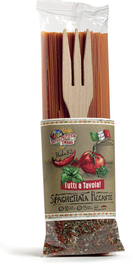 SPAGHETTATA PICCANTE 500g con spaghetti di semola di grano duro al peperoncino trafilata al bronzo, mix di spezie con pomodori e forchettone in legno