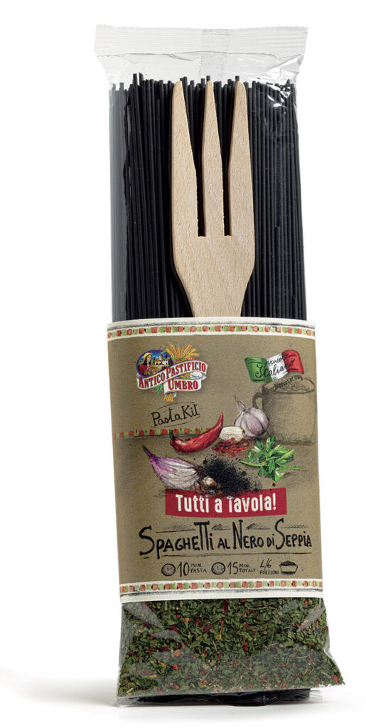  SPAGHETTI AL NERO DI SEPPIA 500g spaghetti di semola di grano duro al nero di seppia, mix di spezie piccante e forchettone in legno
